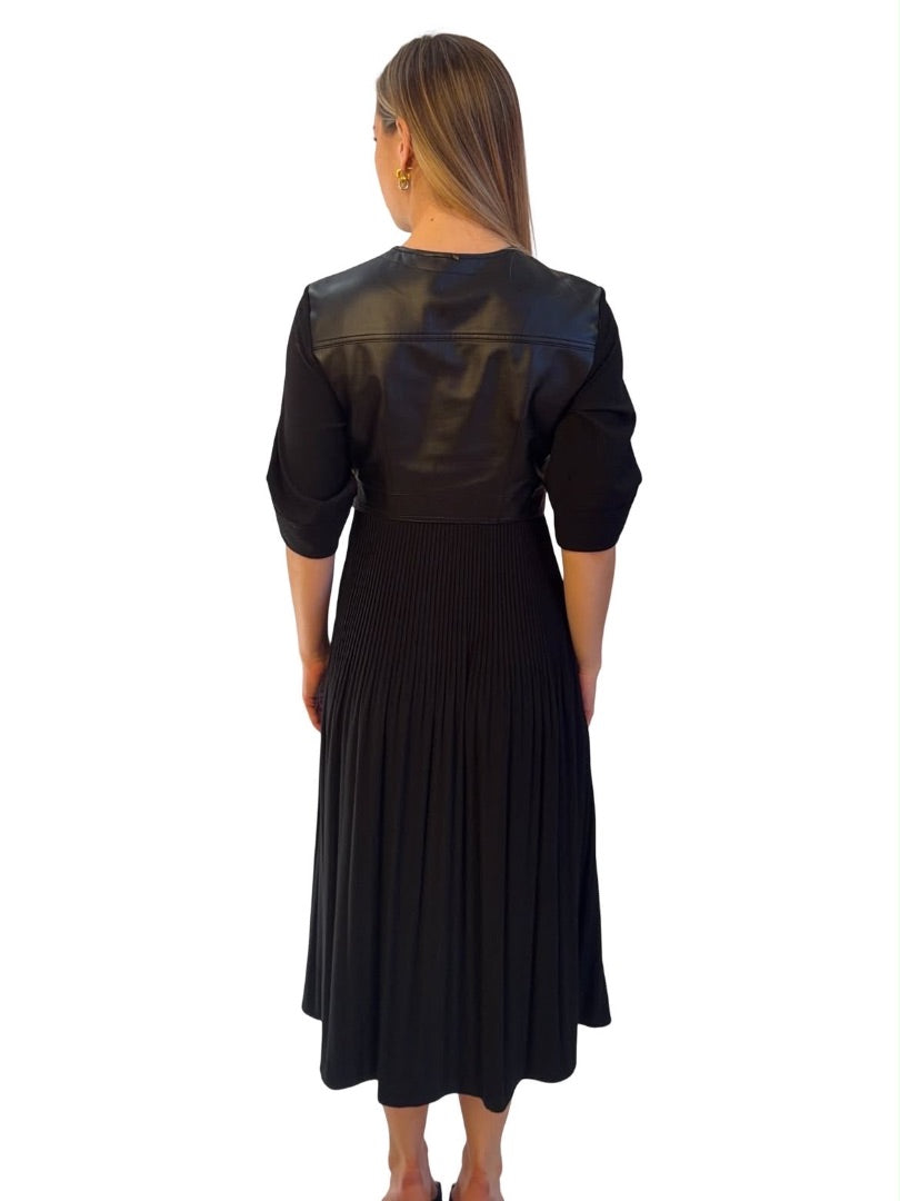 SportMax Black Pleated Dress W Faux Leather Belt. Size: 6
