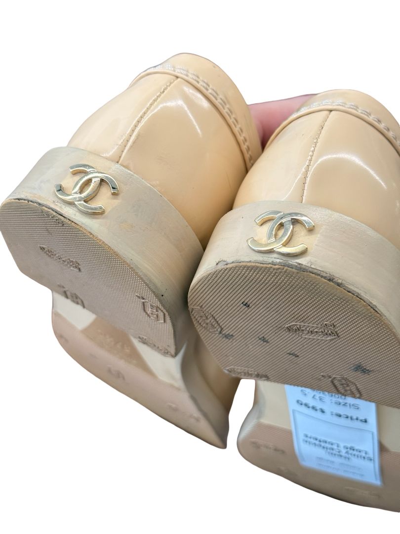 Chanel Beige Shiny Calfskin Logo Chain 'Moccasians' Loafer. Size: 37.5