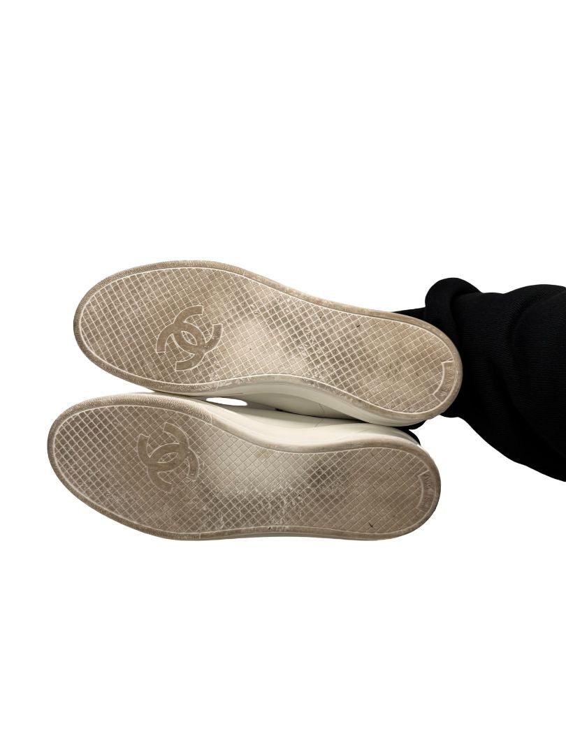 Chanel White Script CC Logo Sneakers. Size: 37