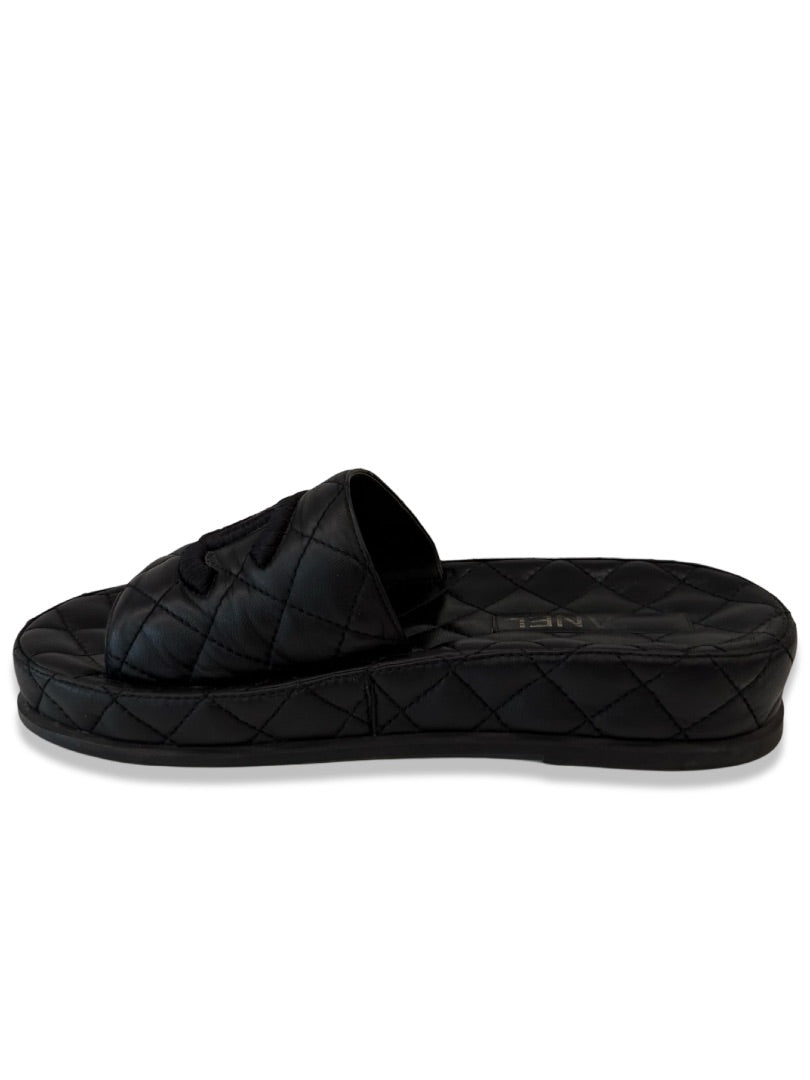 Chanel Black Quilted Leather CC Slides. Size: 37C