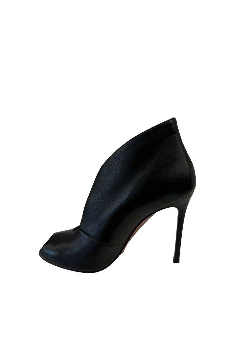 Gianvito Rossi Black 'Vamp' Pumps. Size: 38