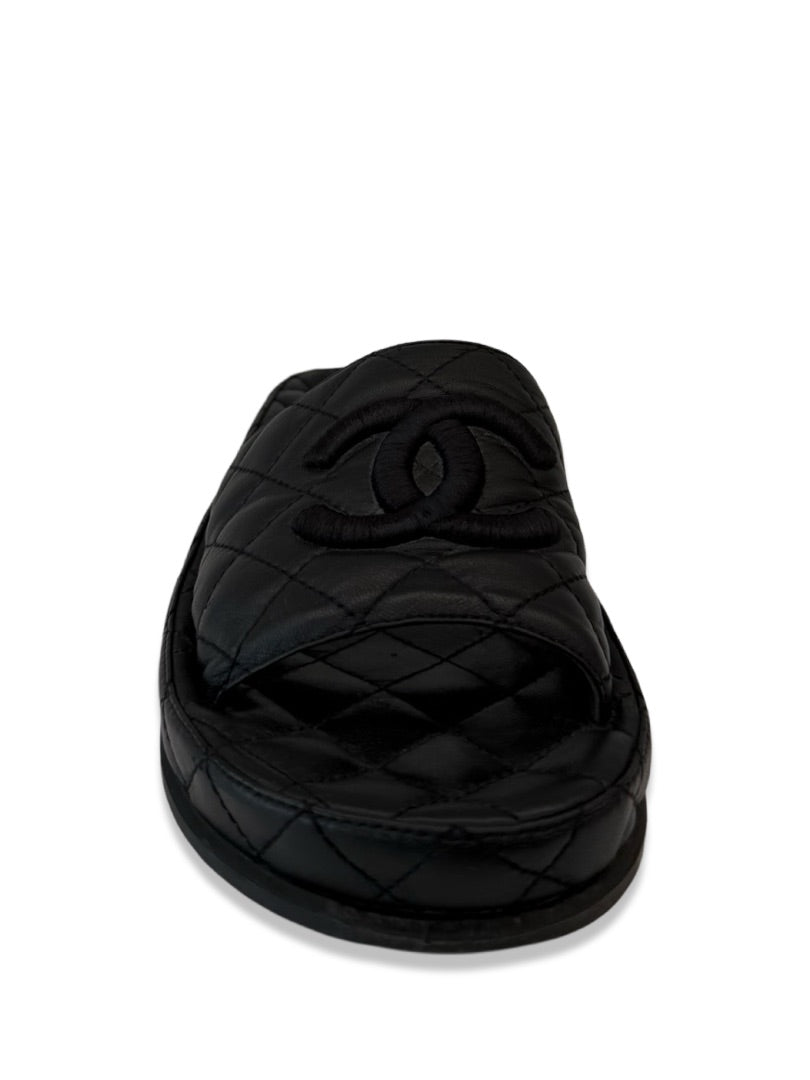 Chanel Black Quilted Leather CC Slides. Size: 37C