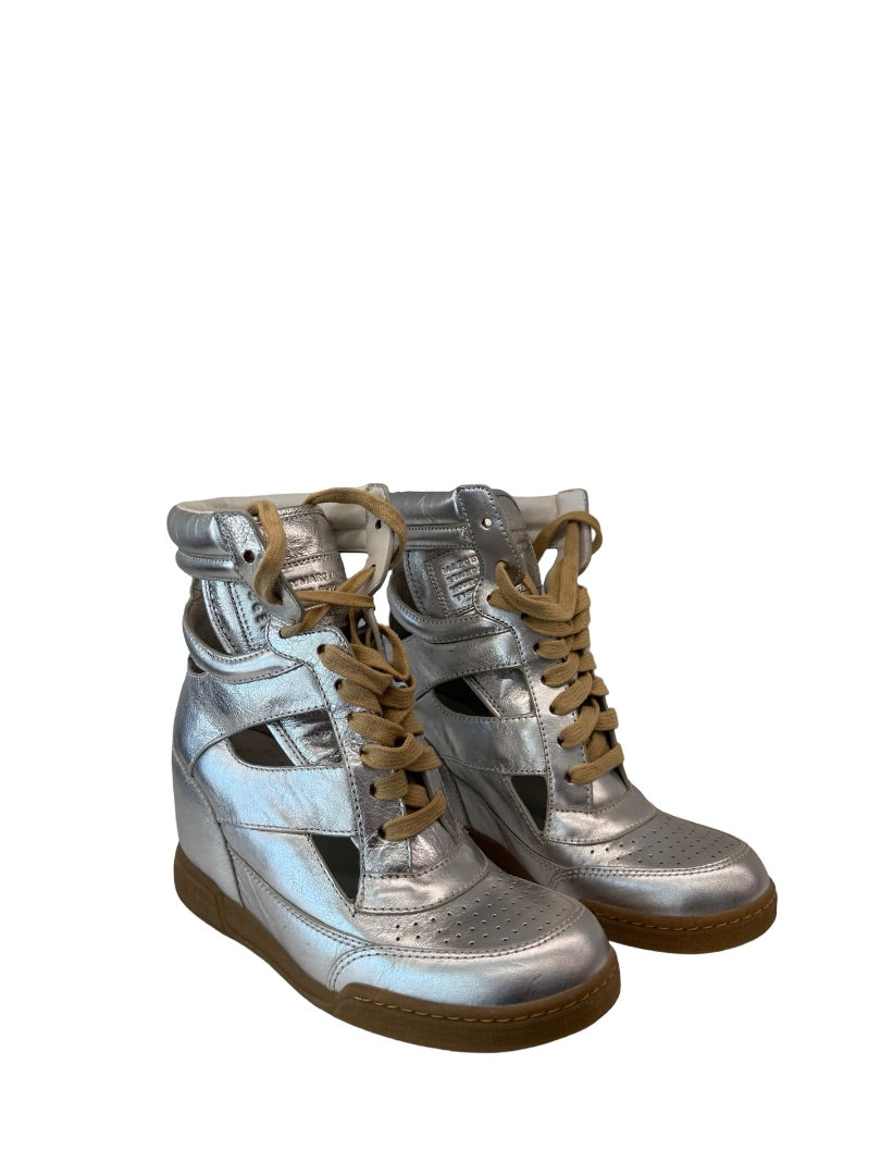 Marc Jacobs Silver Metallic High Top Heeled Sneaker. Size: 37