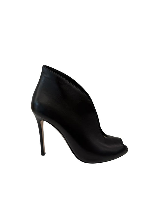 Gianvito Rossi Black 'Vamp' Pumps. Size: 38