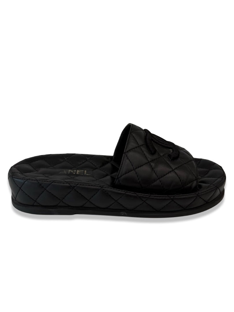 Chanel Black Quilted Leather CC Slides. Size: 37C