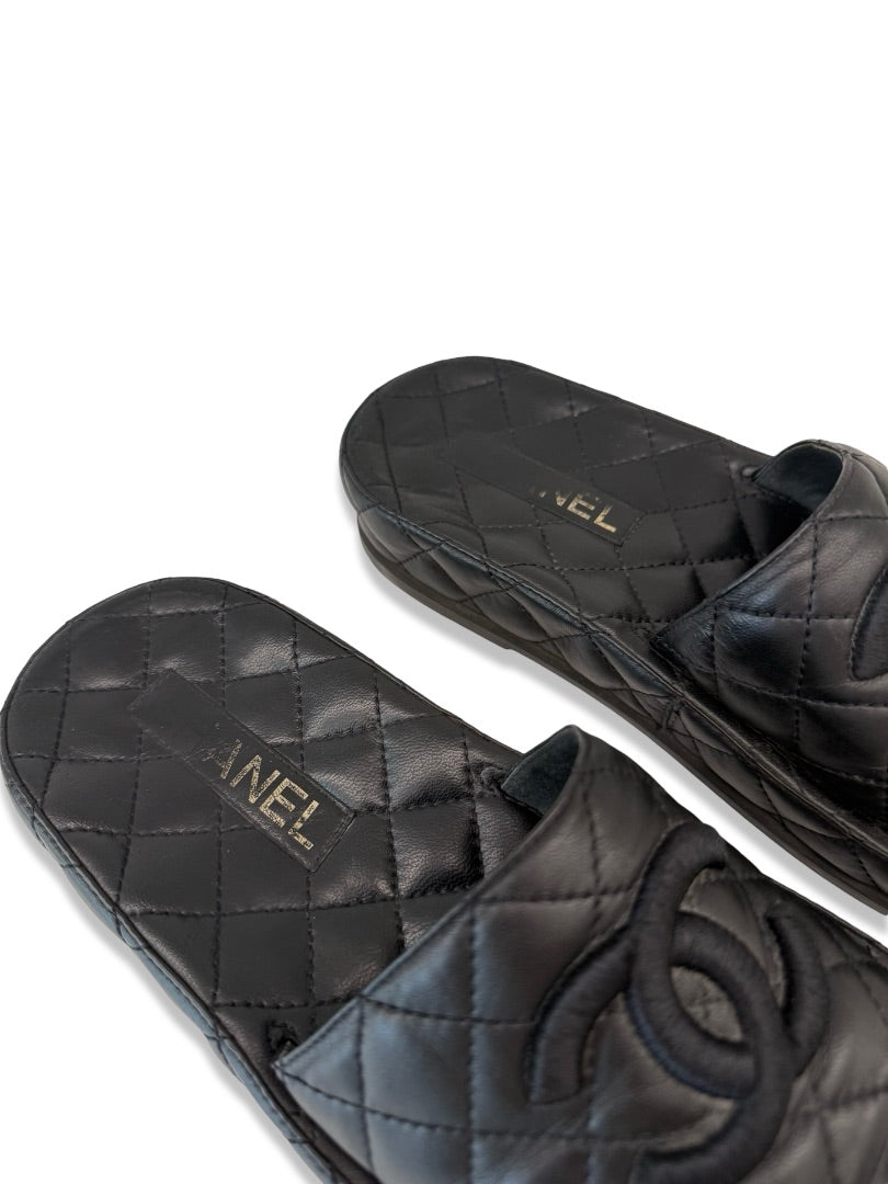 Chanel Black Quilted Leather CC Slides. Size: 37C