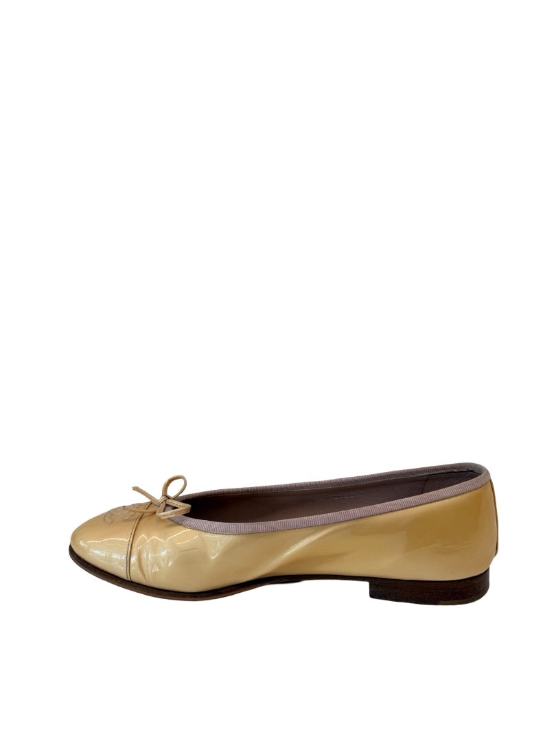 Chanel Yellow Patent Ballet Flats. Size: 39