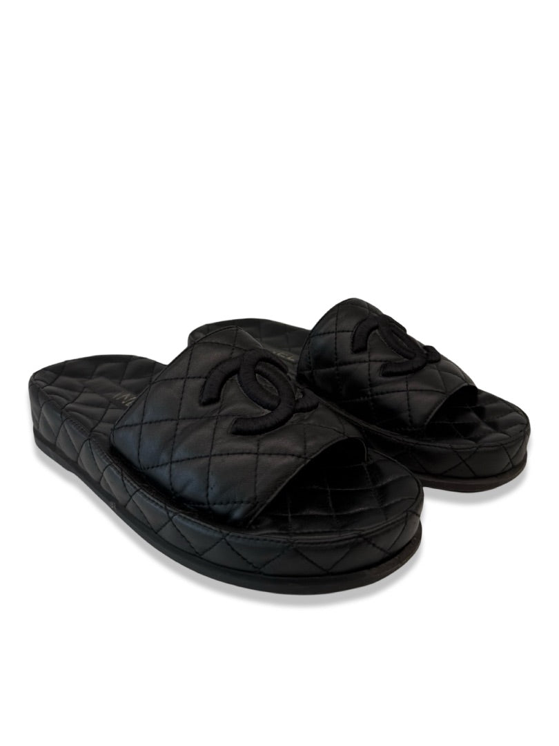Chanel Black Quilted Leather CC Slides. Size: 37C