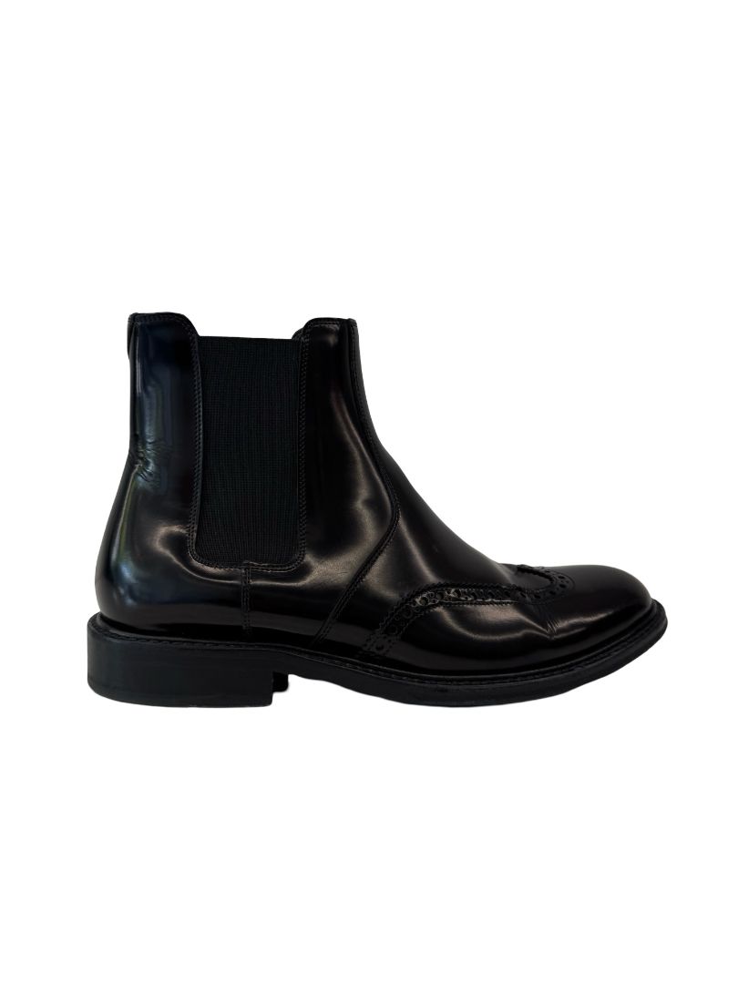 Saint Laurent Black Patent Leather Chelsea Boots. Size: 39.5