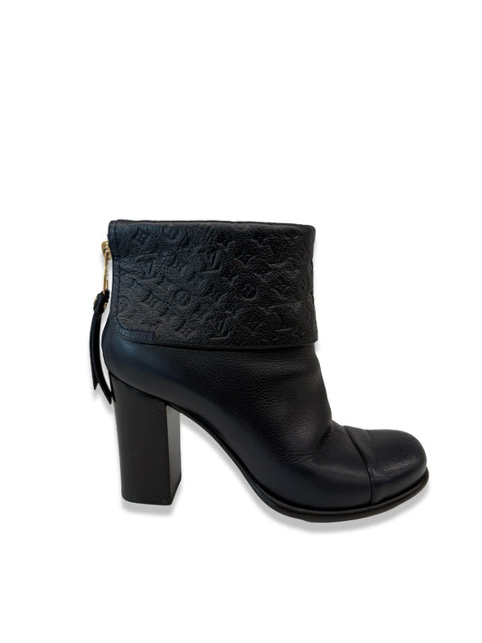 Louis Vuitton Black Folded Ankle Boots. Size: 37