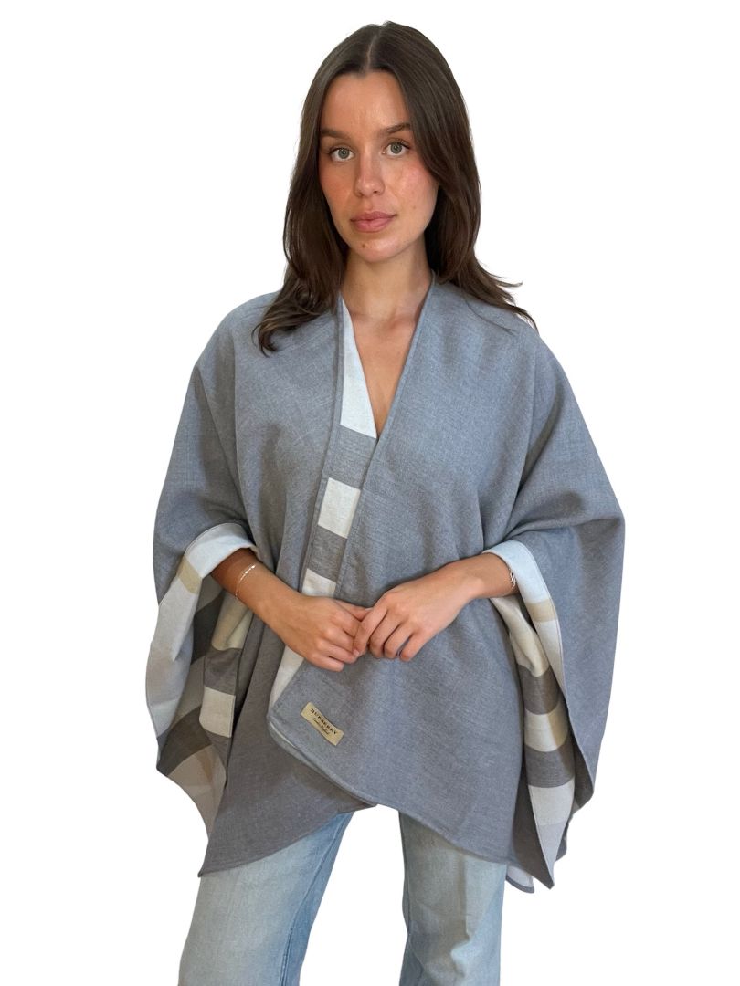 Burberry Light Grey Poncho. Size: 140 x 140 cm