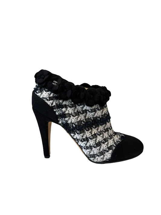 Chanel Black/White 2016 Tweed Boots. Size: 40
