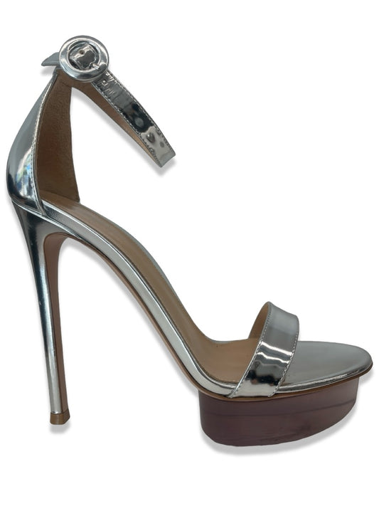 Gianvito Rossi Silver Godiva Heel. Size: 37.5