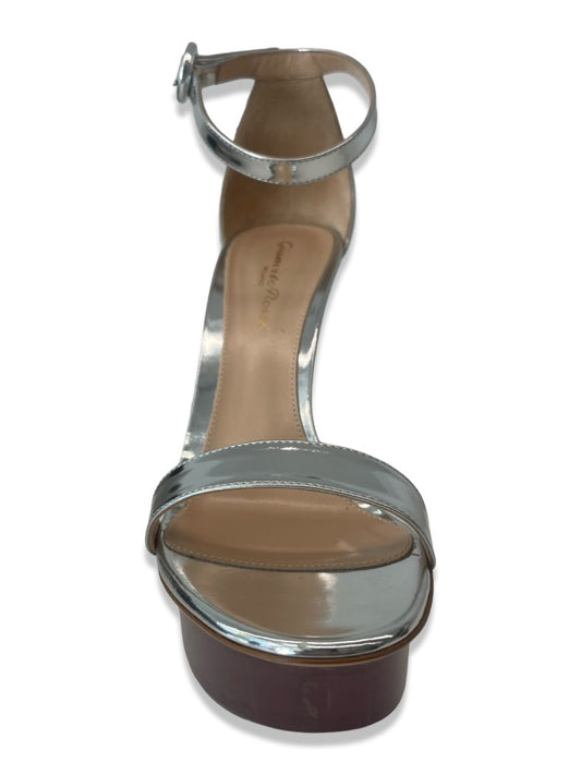 Gianvito Rossi Silver Godiva Heel. Size: 37.5