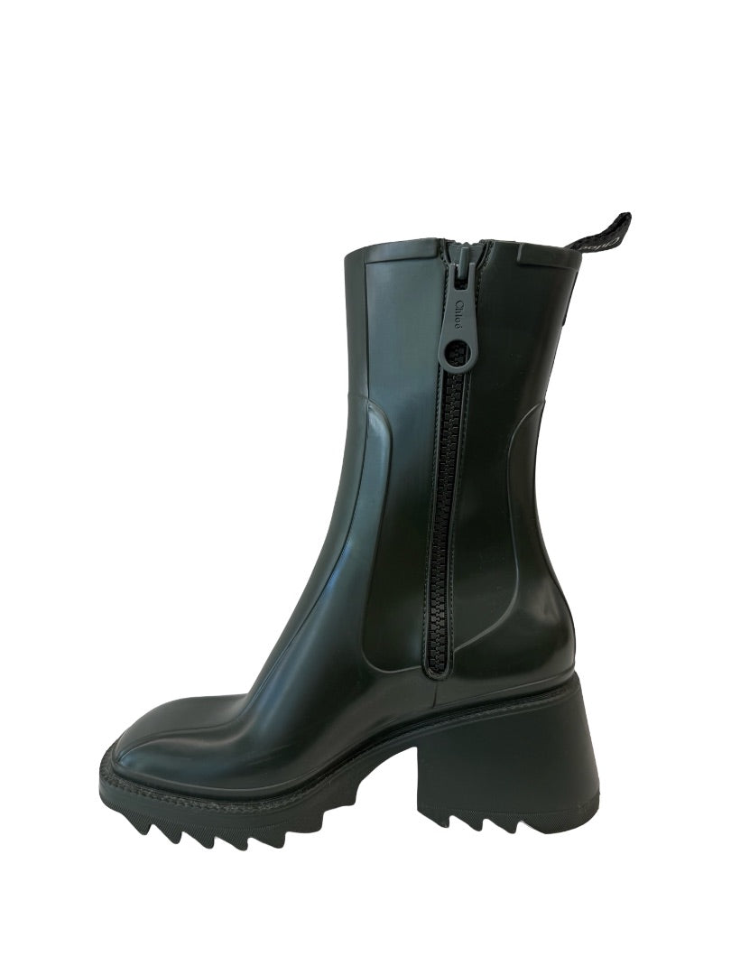 Chloe Green Betty Rain Boots. Size: 39