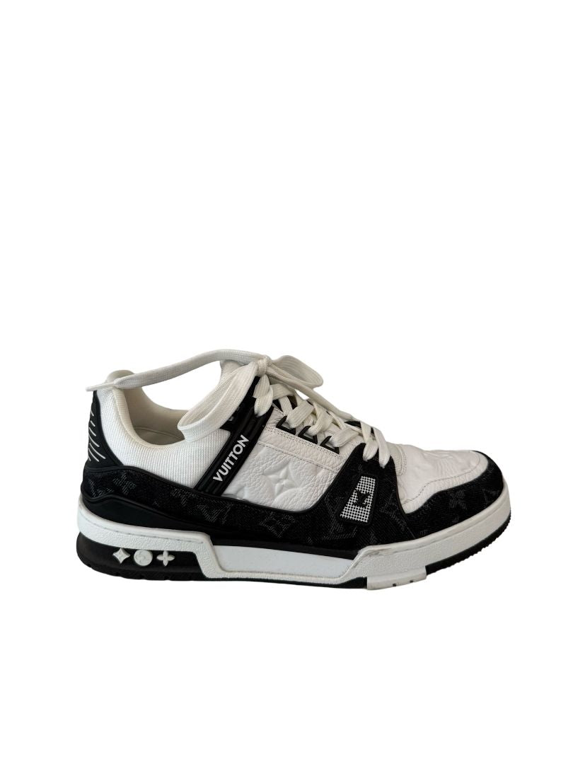 Louis Vuitton Black & White Monogram Sneakers. Size: 41