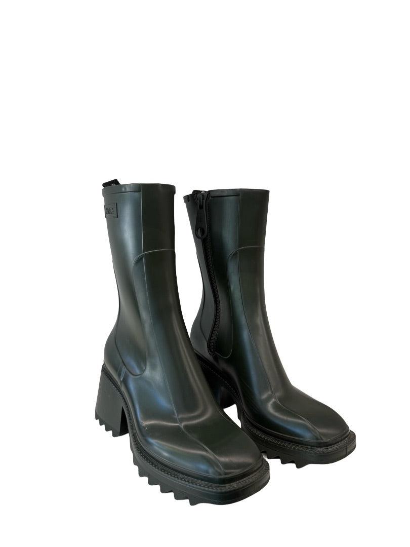 Chloe Green Betty Rain Boots. Size: 39