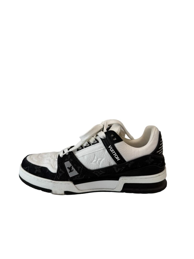 Louis Vuitton Black & White Monogram Sneakers. Size: 41