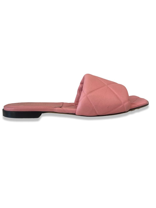 Bottega Veneta Pink Lido Quilted Leather Slides. Size: 38
