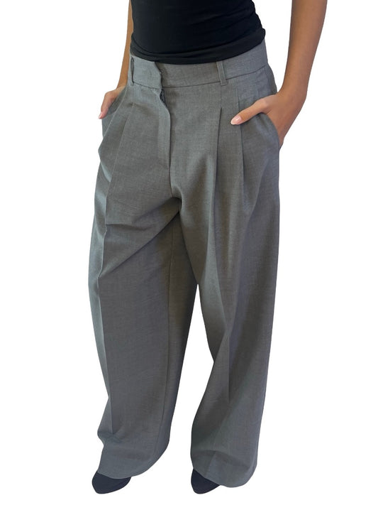 MaxMara Grey Pleated Pants. Size: 38