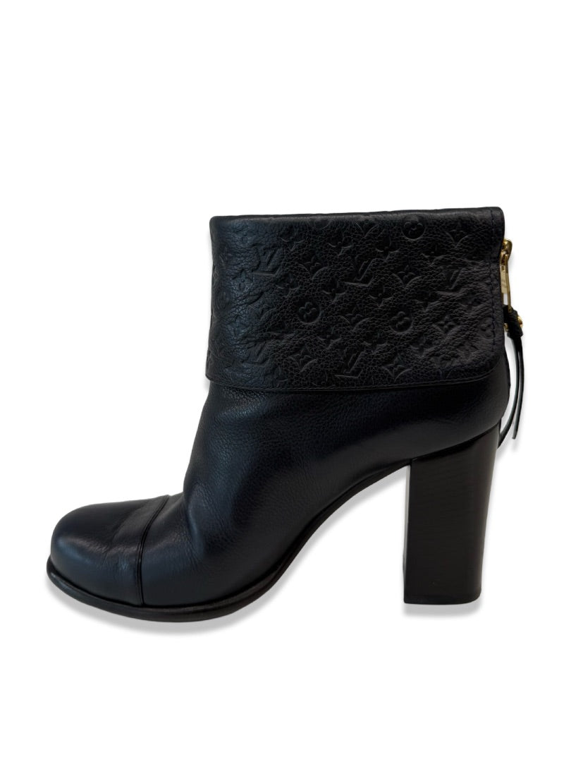Louis Vuitton Black Folded Ankle Boots. Size: 37