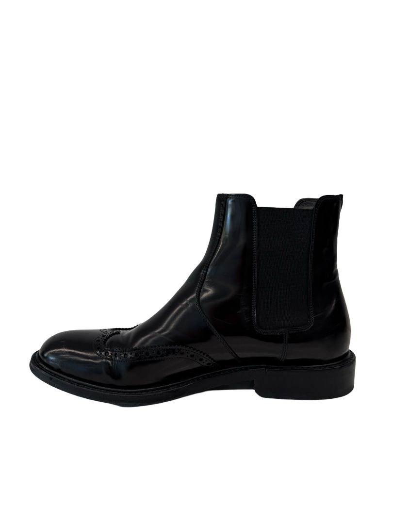 Saint Laurent Black Patent Leather Chelsea Boots. Size: 39.5