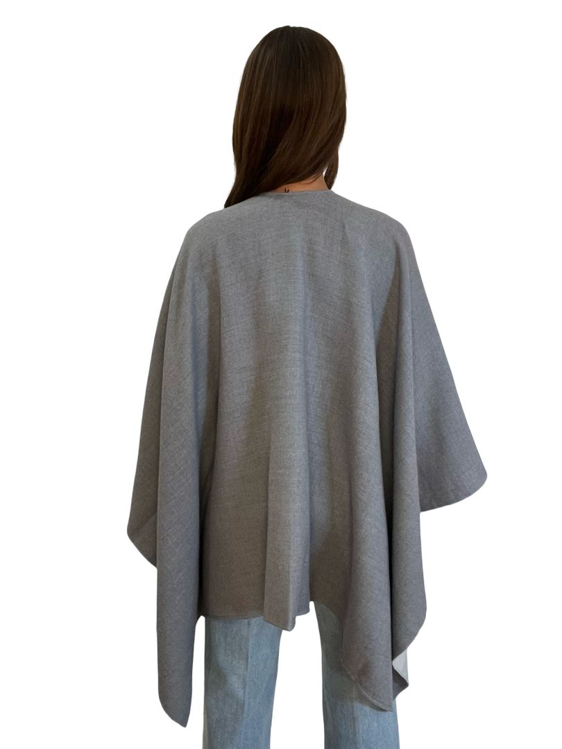 Burberry Light Grey Poncho. Size: 140 x 140 cm