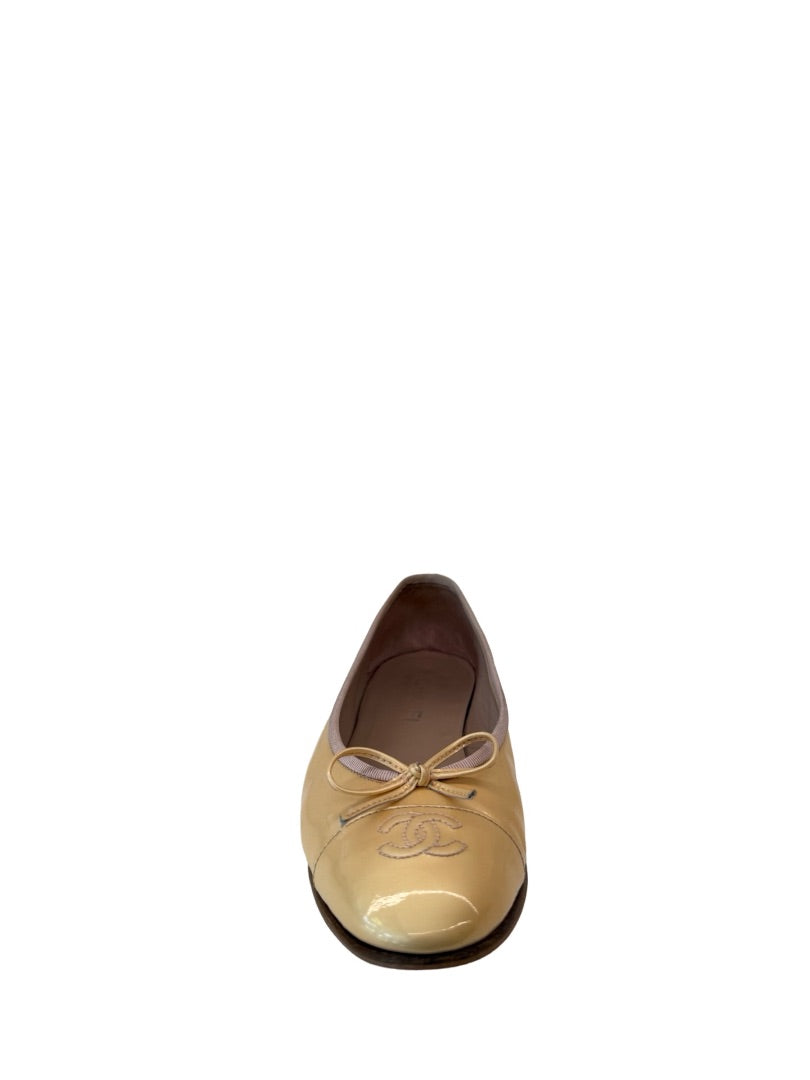 Chanel Yellow Patent Ballet Flats. Size: 39