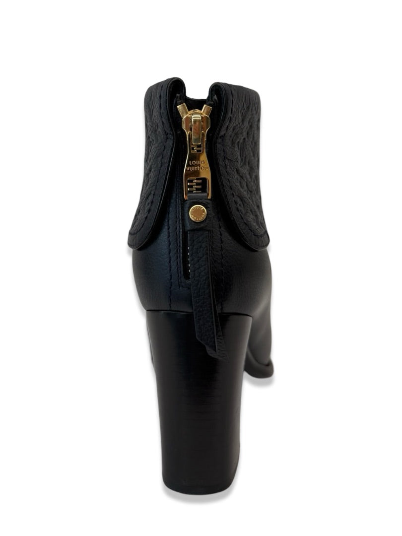 Louis Vuitton Black Folded Ankle Boots. Size: 37