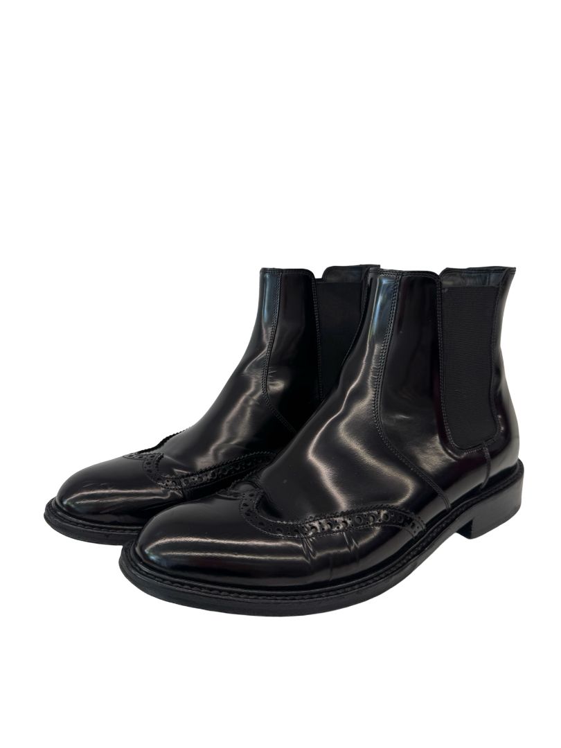 Saint Laurent Black Patent Leather Chelsea Boots. Size: 39.5