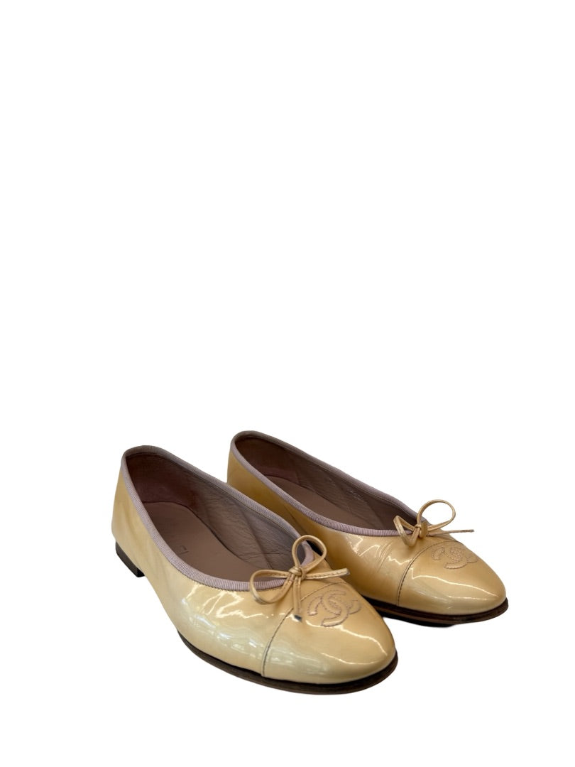 Chanel Yellow Patent Ballet Flats. Size: 39