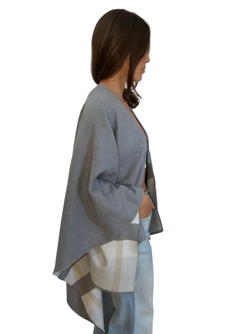 Burberry Light Grey Poncho. Size: 140 x 140 cm