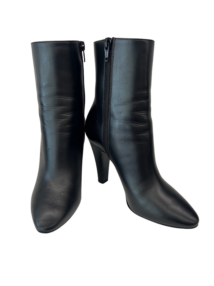 Saint Laurent Black Leather Ankle Boot. Size: 36