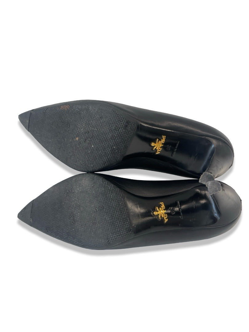 Prada Black Pointed Toe Leather Heel. Size: 39