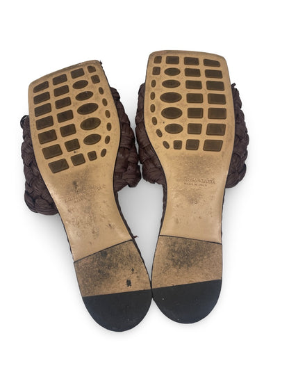 Bottega Veneta Brown Intrecciato Raffia Flat Sandals. Size: 39