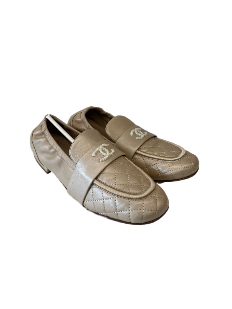 Chanel Beige Flat Loafers w Small Pearl CC Logo. Size: 36.5