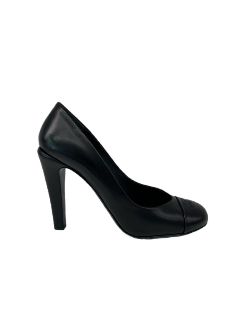 Chanel Black Leather Pump with Stitched Logo on Toe. Size: 39