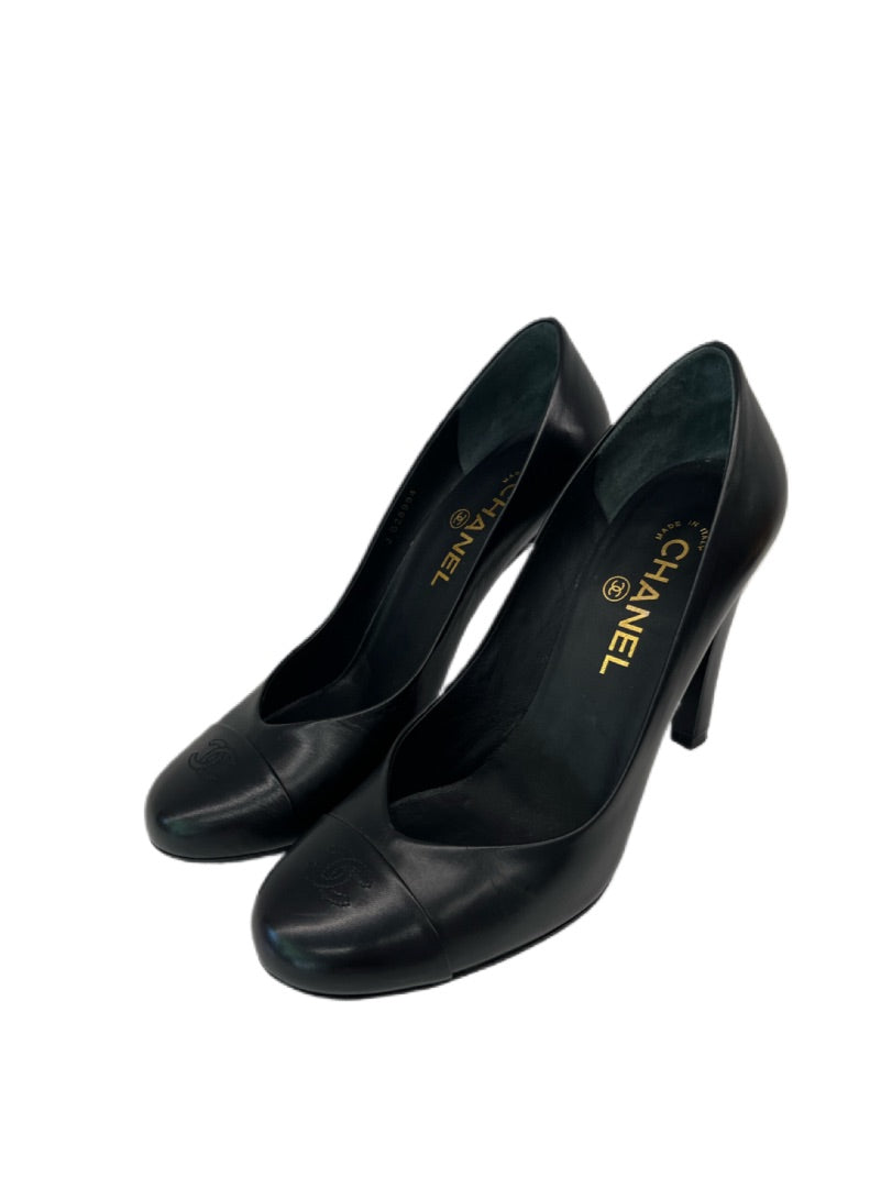 Chanel Black Leather Pump with Stitched Logo on Toe. Size: 39