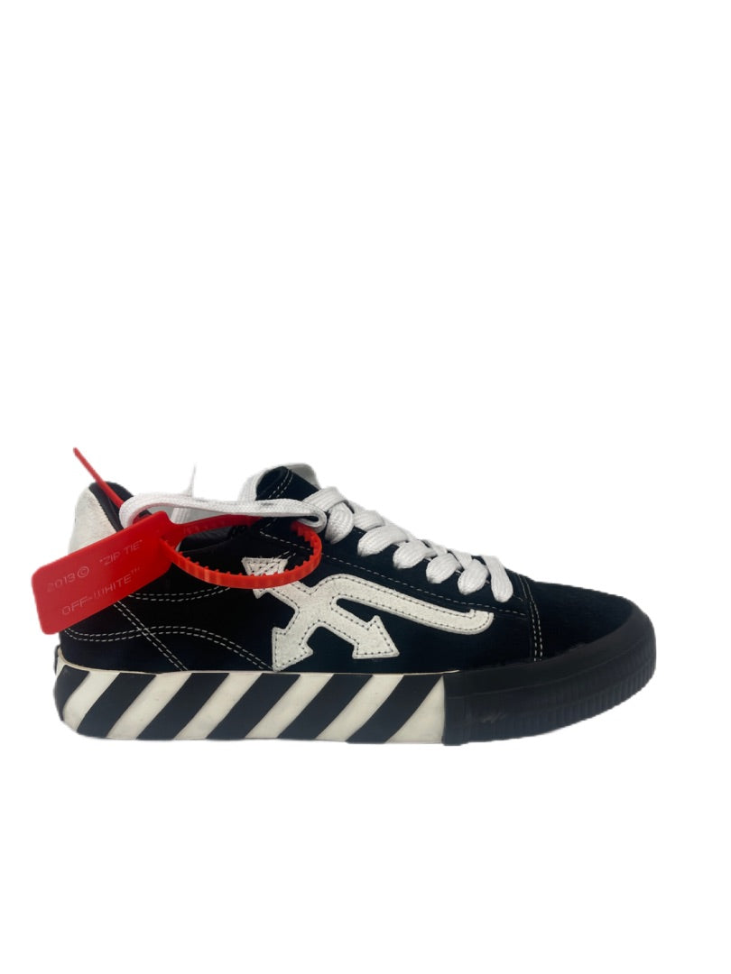 Off-White Black & White Lace up Low Sneakers with Arrows. Size: 40