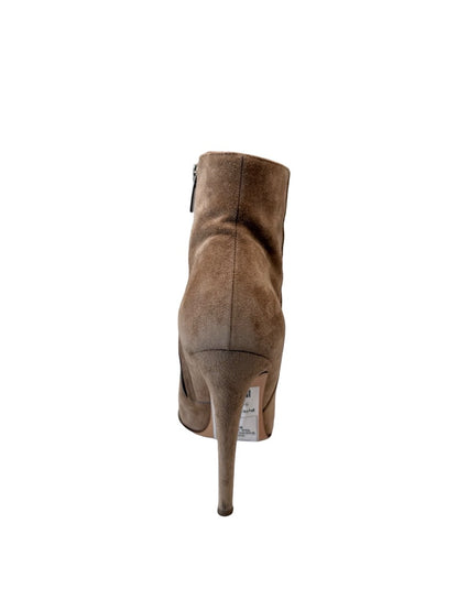 Gianvito Rossi Bisque Suede Round Toe Ankle Boot. Size: 39