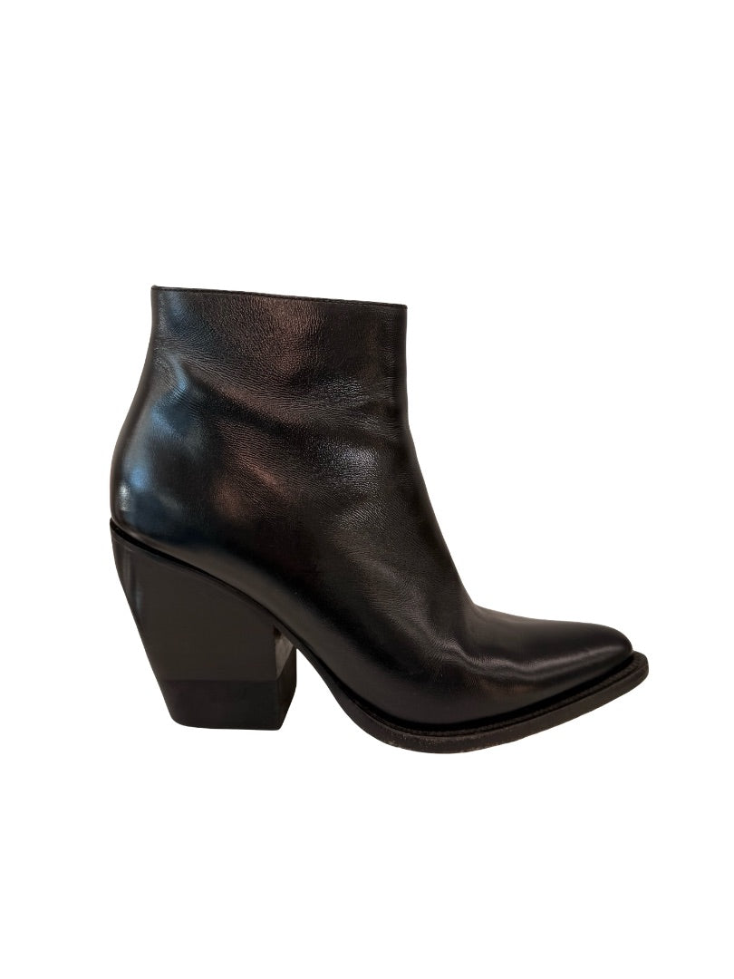 Chloe Black Leather Pointed Toe Ankle Boot. Size: 40