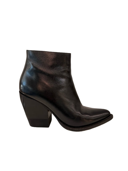 Chloe Black Leather Pointed Toe Ankle Boot. Size: 40