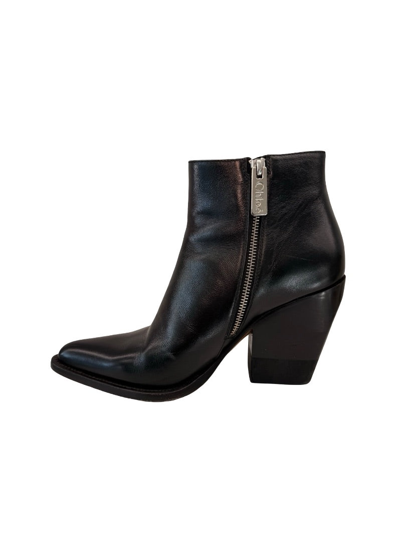 Chloe Black Leather Pointed Toe Ankle Boot. Size: 40