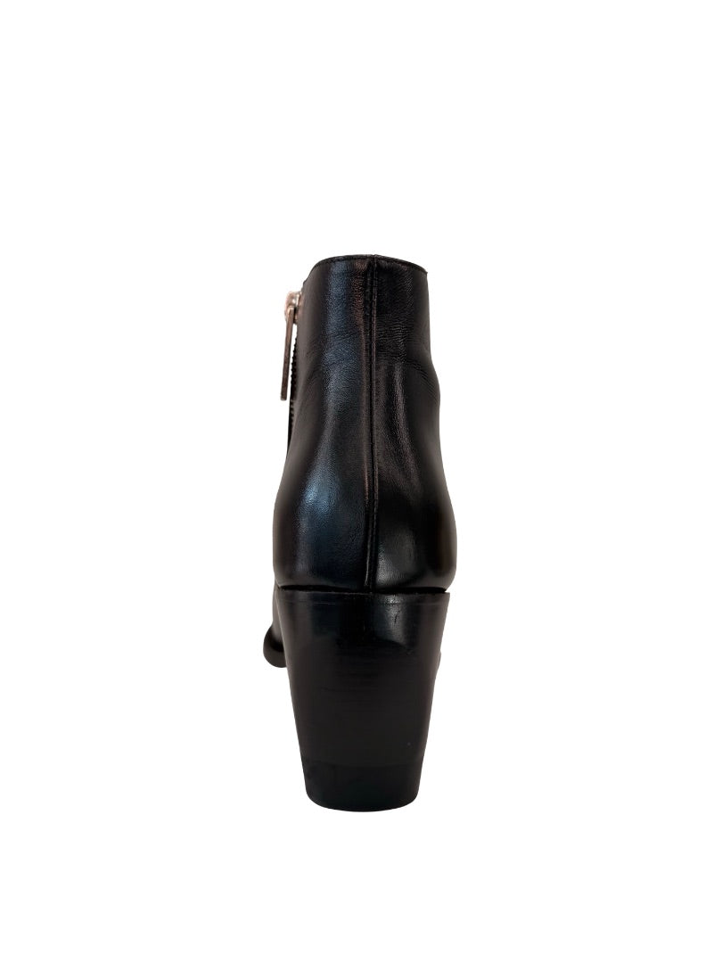 Chloe Black Leather Pointed Toe Ankle Boot. Size: 40
