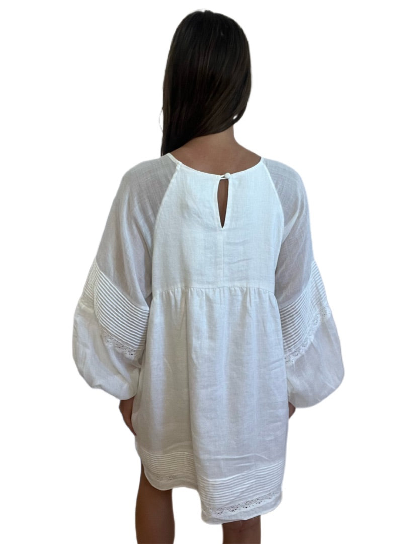 Joslin White Linen Long Sleeve V Neck Dress. Size: M