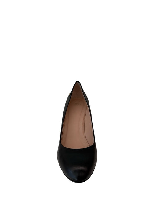 Boss Black Round Toe Heels. Size: 40