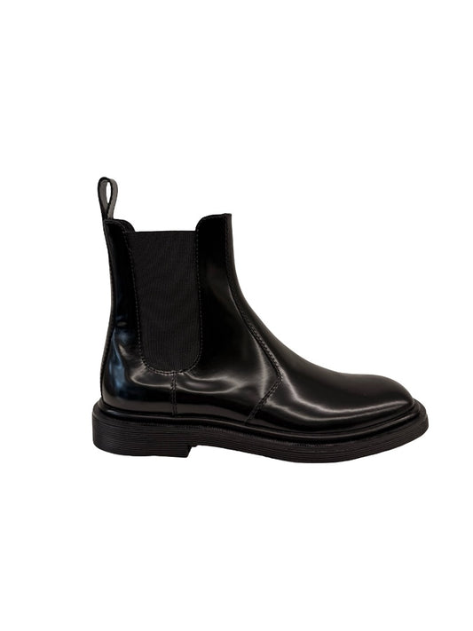 The Row Black Glossed Leather Chelsea Boot. Size: 37.5