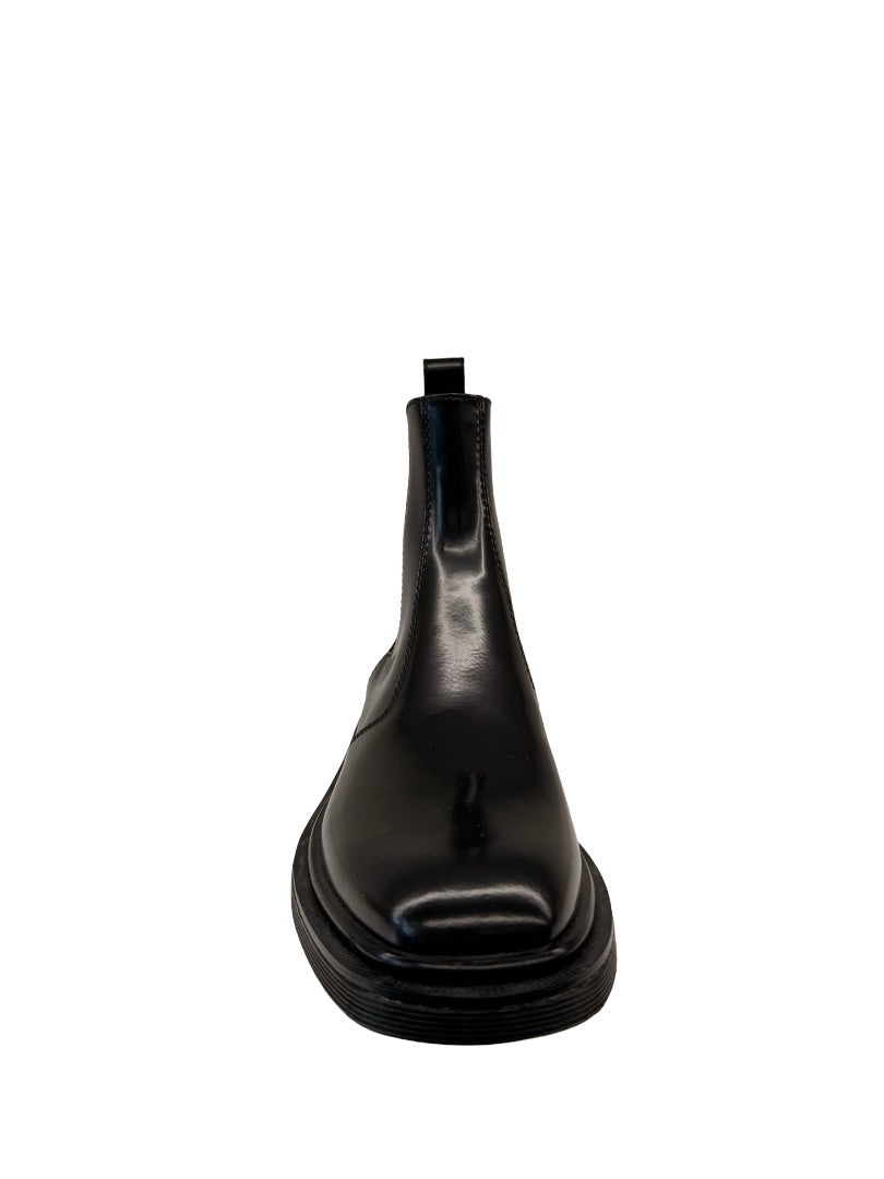 The Row Black Glossed Leather Chelsea Boot. Size: 37.5