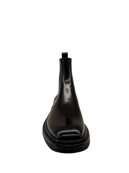 The Row Black Glossed Leather Chelsea Boot. Size: 37.5