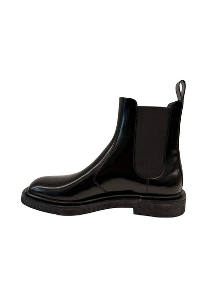 The Row Black Glossed Leather Chelsea Boot. Size: 37.5